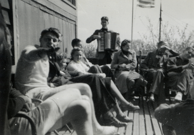 811664 Afbeelding van leden van de roeivereniging Viking tijdens op het balkon van het botenhuis (Keulsekade 20) te Utrecht.